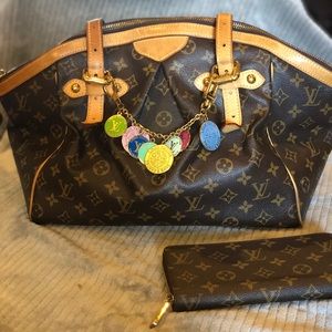 Louis Vuitton purse, wallet, chain.